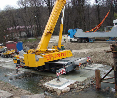 Trwa podczepianie elementów mostu