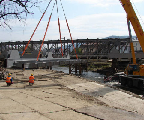 Pierwszy fragment mostu już prawie na miejscu