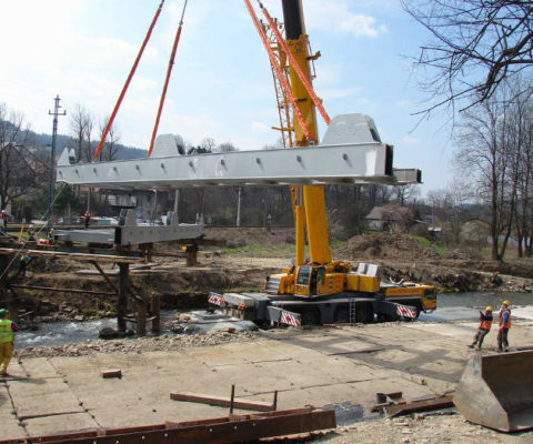 Pierwsza część mostu w drodze na swoje miejsce