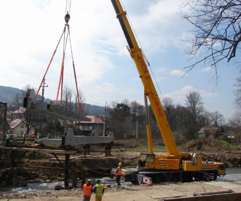 Pierwszy panel mostu już w górze