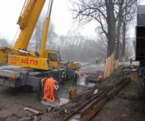 Dźwig rozpoczyna pracę