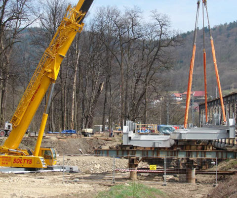 Rozpoczynamy podnoszenie części mostu