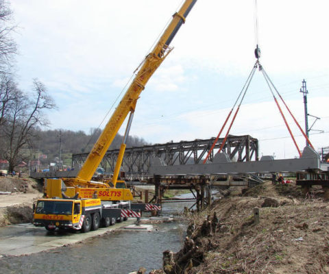 Unoszenie części składowej mostu