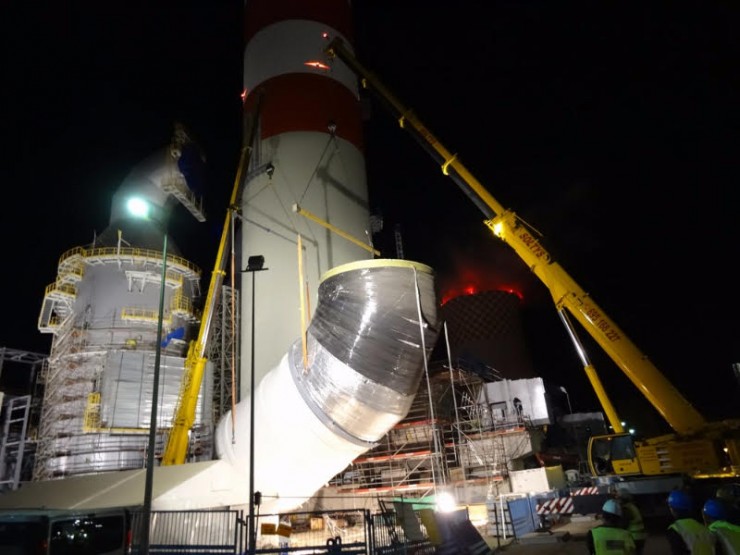 Położenie elementu kolanka wymagało współpracy obu operatorów żurawii.