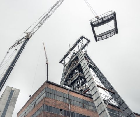 Likwidacja kopalni w Makoszowach przy użyciu dźwigów.