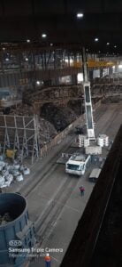 Gliwice - demontaż suwnicy wewnątrz hali przez żuraw 350 ton DEMAG AC SSL 350