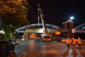 Dźwigi Sołtys wynajęte w Krakowie do demontażu i pracy przy mostach kolejowych. Lipiec sierpień 2020