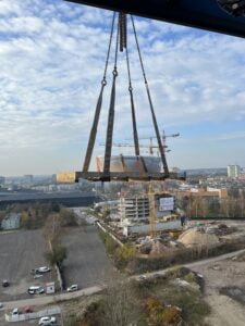 Prace dźwigowe przy montażu dachu apartamentowca w Katowicach 11.2022