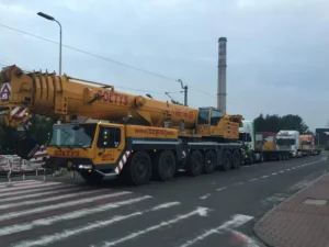 Dźwig samochodowy Liebherr LTM 1250 rusza na wynajem i do prac podnoszeń na budowie.