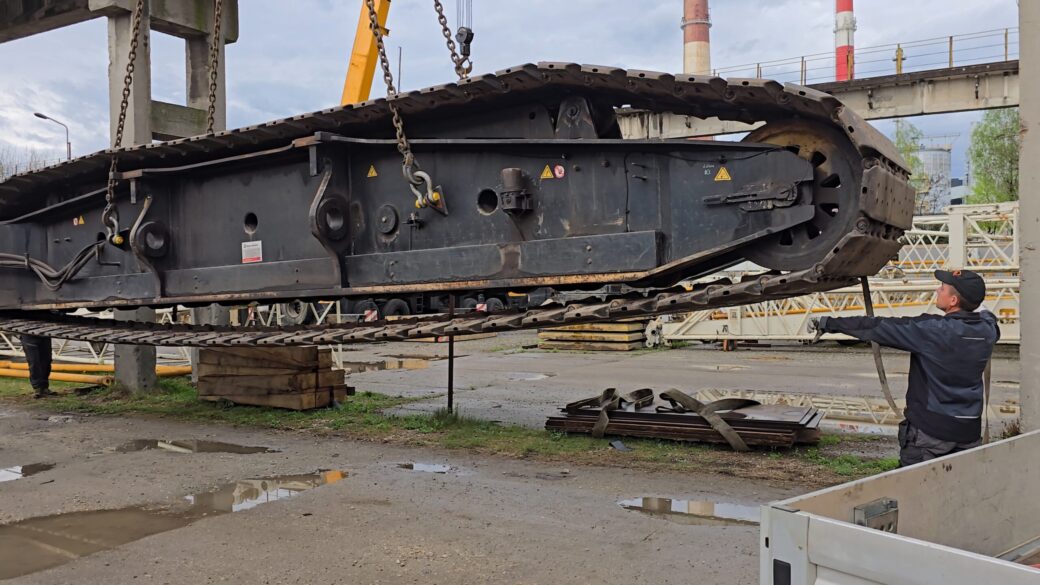 Rozładunek z gąsienica demag CC 2800-1 o wadze 45 ton
