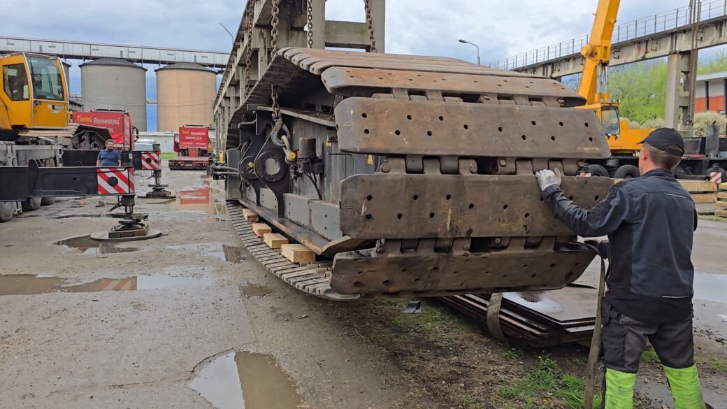 Rozładunek z gąsienica demag CC 2800-1 o wadze 45 ton