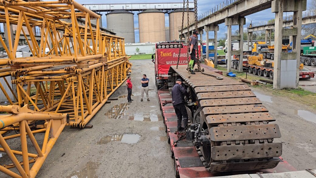 Rozładunek z gąsienica demag CC 2800-1 o wadze 45 ton