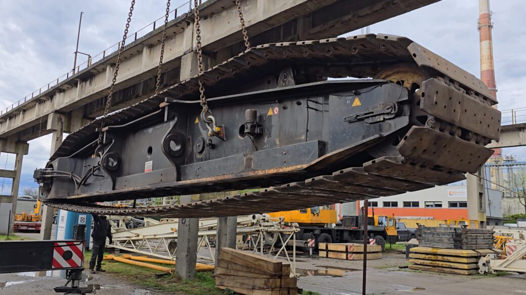 Rozładunek z gąsienica demag CC 2800-1 o wadze 45 ton