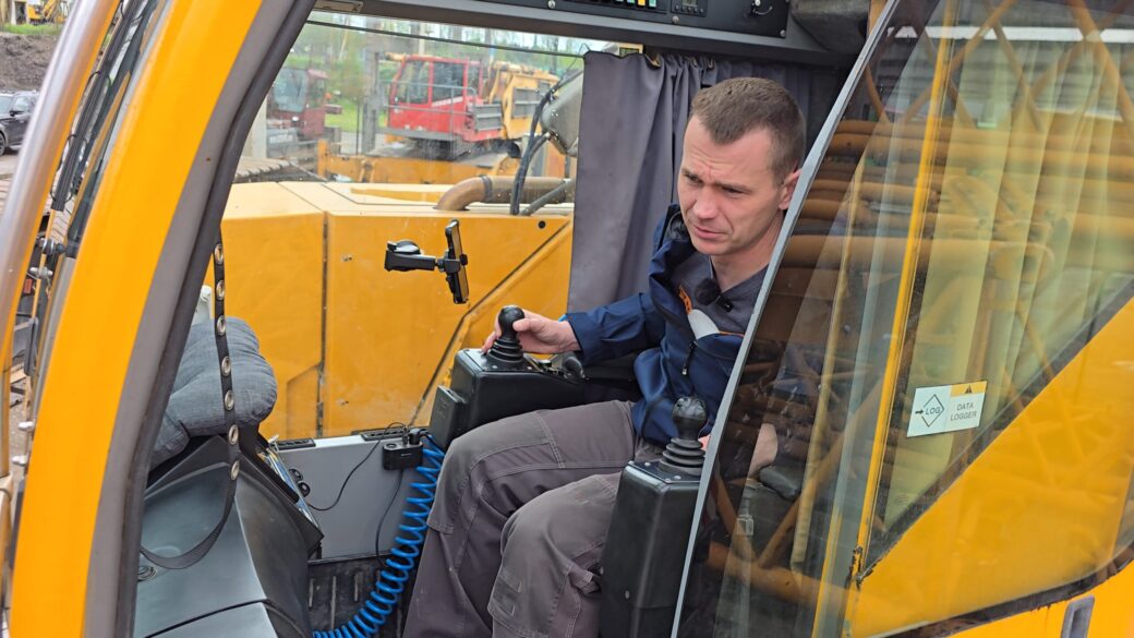 Rozładunek z gąsienica demag CC 2800-1 o wadze 45 ton