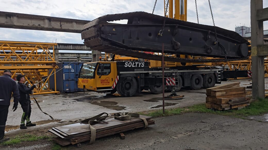 Rozładunek z gąsienica demag CC 2800-1 o wadze 45 ton