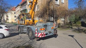 Maly dźwig Krupp z oferty sołtys podczas prac w środku miasta.
