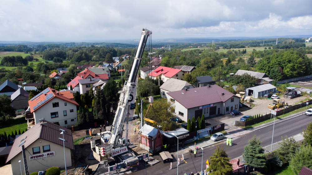 Żuraw Sołtysa podczas prac po środku miasta. 