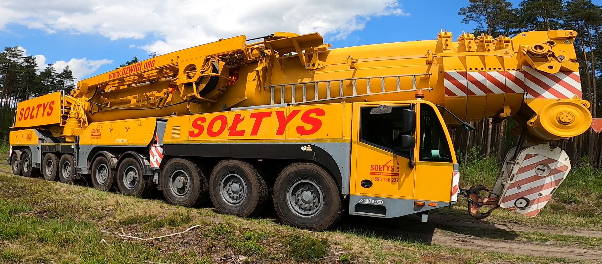 Żuraw samojezdny Demag AC 800 w terenie, firmy Sołtys