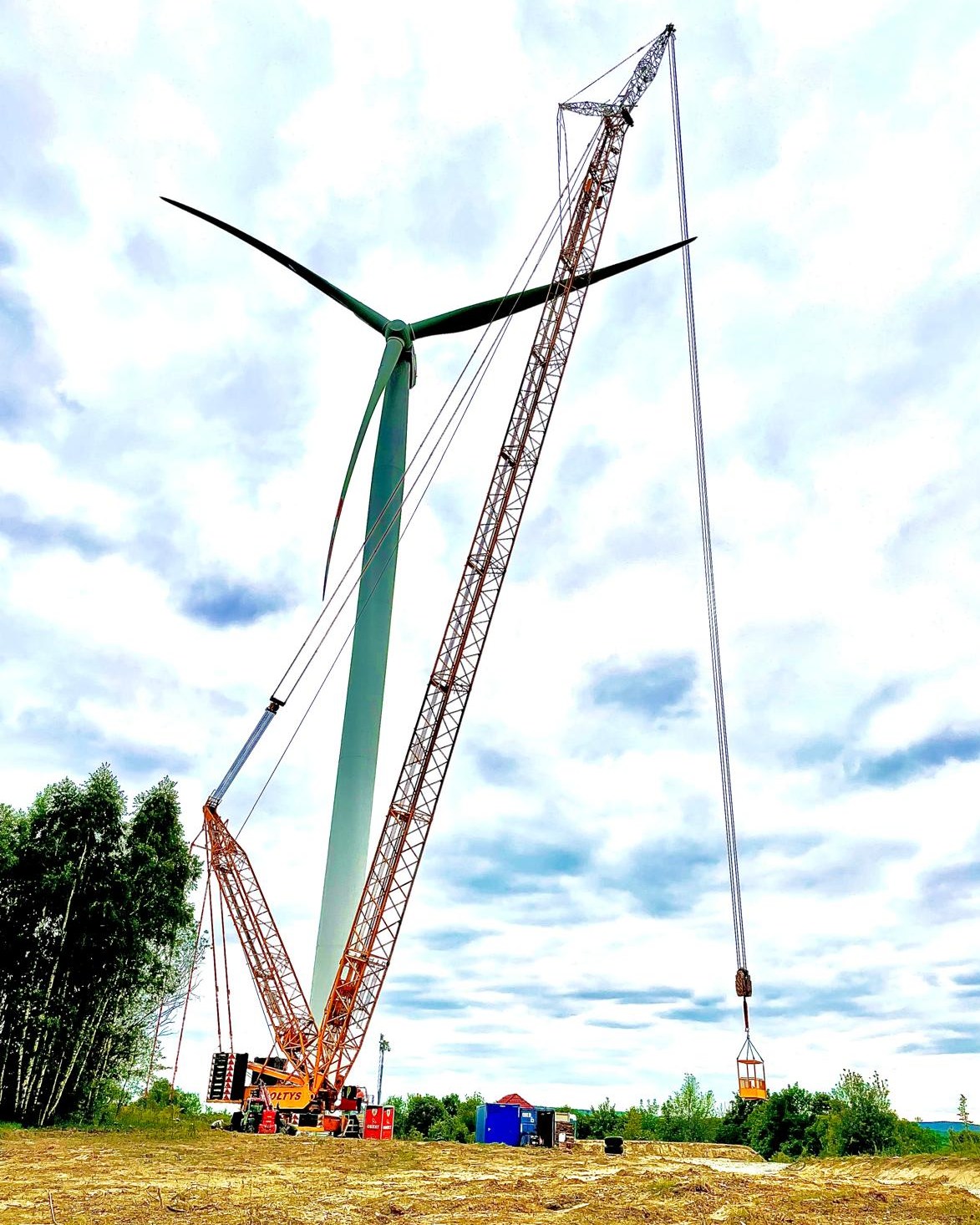Montaż elektrowni wiatrowej przez samochodowe żurawie od Sołtysa. 