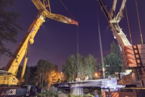 Dwa dźwigi od Sołtys dźwiga podczas prac na terenie zagłębia