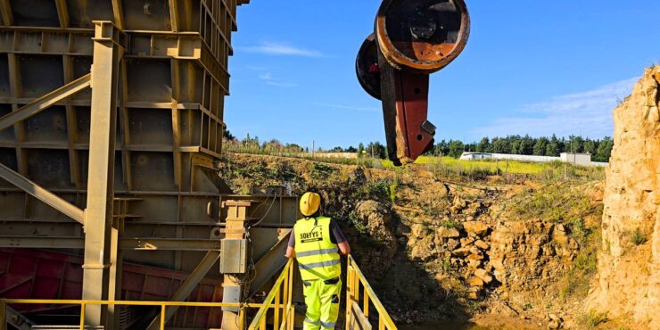 Szybka realizacja firmy Sołtys Dźwigi z Imielina - wrzucamy element kruszarki do wykopu na terenie kopalni koło Tychów.