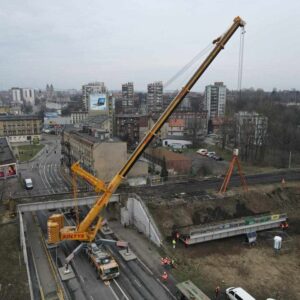 Żuraw Demag AC 800 montuje przęsło nad torami kolejowymi w centrum miasta, na potrzeby przebudowy wiaduktu drogowego.