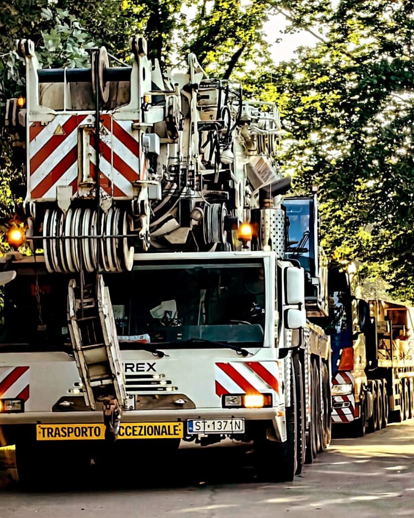 Dźwig Demag AC 350 SSL, samojezdny, potrafi podnieść ciężar do 350 ton. Można go wynająć w firmie Dźwigi Sołtys Sp. z o.o