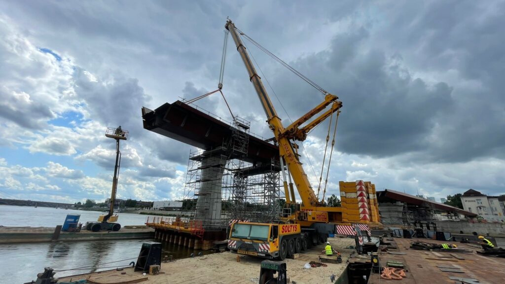Budowa wiaduktu samochodowego nad rzeką. W akcji Żuraw Demag AC 800, samojezdny, który podnosi maksymalnie do 800 ton.