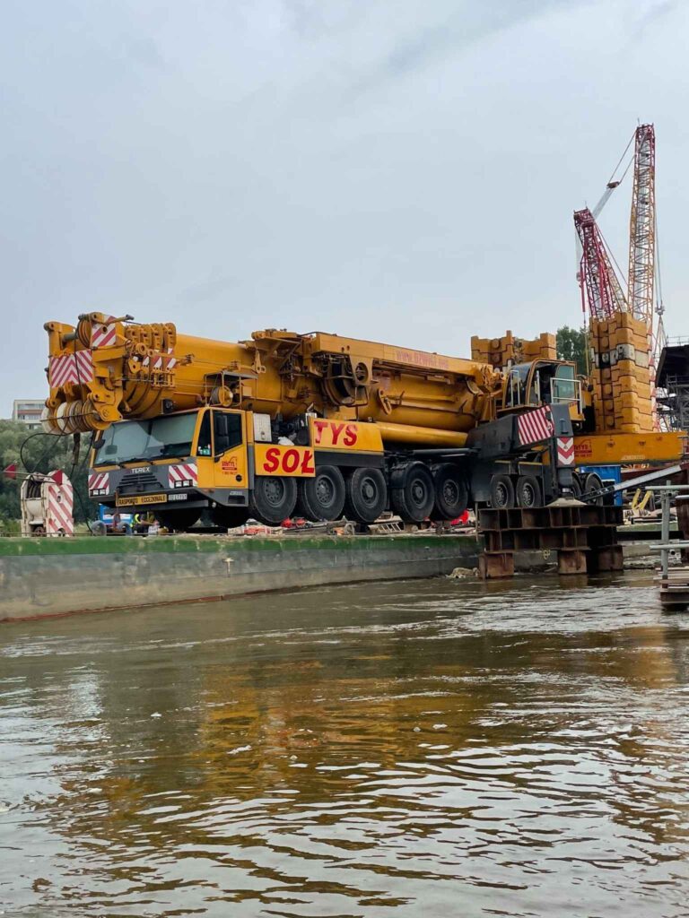 uraw Demag AC 800, samojezdny, który podnosi maksymalnie do 800 ton. Posiada wysięgnik teleskopowy 60m, przedłużenie wysięgnika do 96m oraz maksymalną wysokość podnoszenia 145m. 